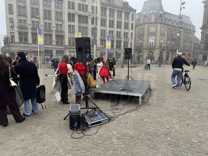 buiten presentatie zonder stroom speakers powerstation Amsterdam