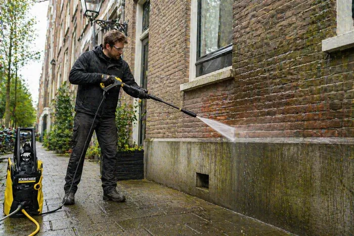 Gevel schoonmaken Amsterdam met hogedrukreiniger vuil en aanslag verwijderen
