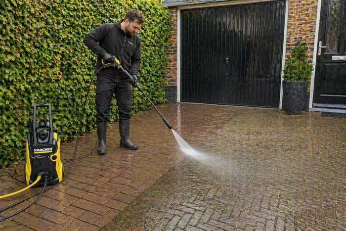 Oprit schoonmaken Amsterdam met hogedrukreiniger olie en groene aanslag verwijderen