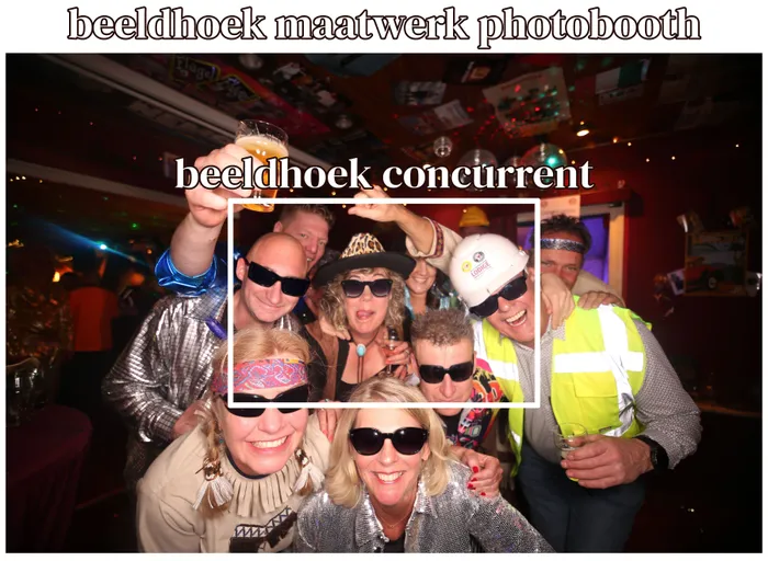 deze foto laat zien wat het verschil is tussen de standaard lenzen in photobooths van de concurrentie en de groothoek zonder vervorming van Maatwerk Photobooth