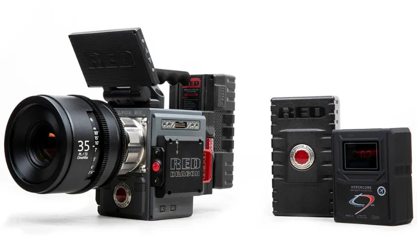 Kit de Cámara RED Scarlet-W 5K (Sin óptica) con baterías, cargador, tarjetas de memoria, jaula y trípode