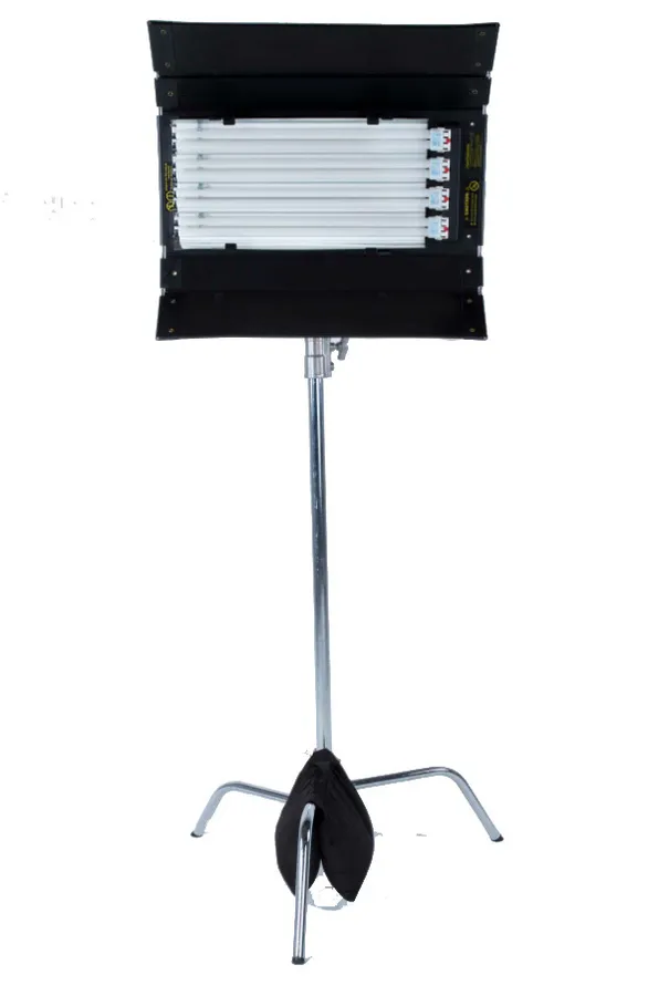 Lámpara fluorescente Kino Flo Diva Lite 401 con c-stand, extensión y sandbag.